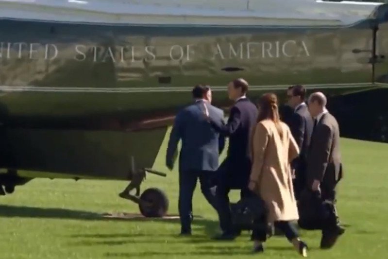 Doradczyni Trumpa wsiada na pokład helikoptera. Wcześniej wchodzi do niego prezydent USA.