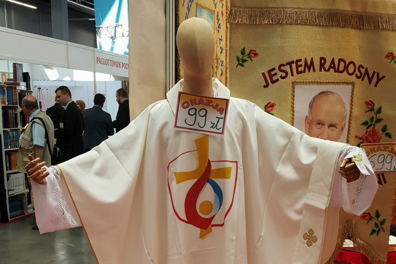 Księża też kupują okazyjnie odzież. Na przykład ornat na Światowe Dni Młodzieży za 99 złotych.