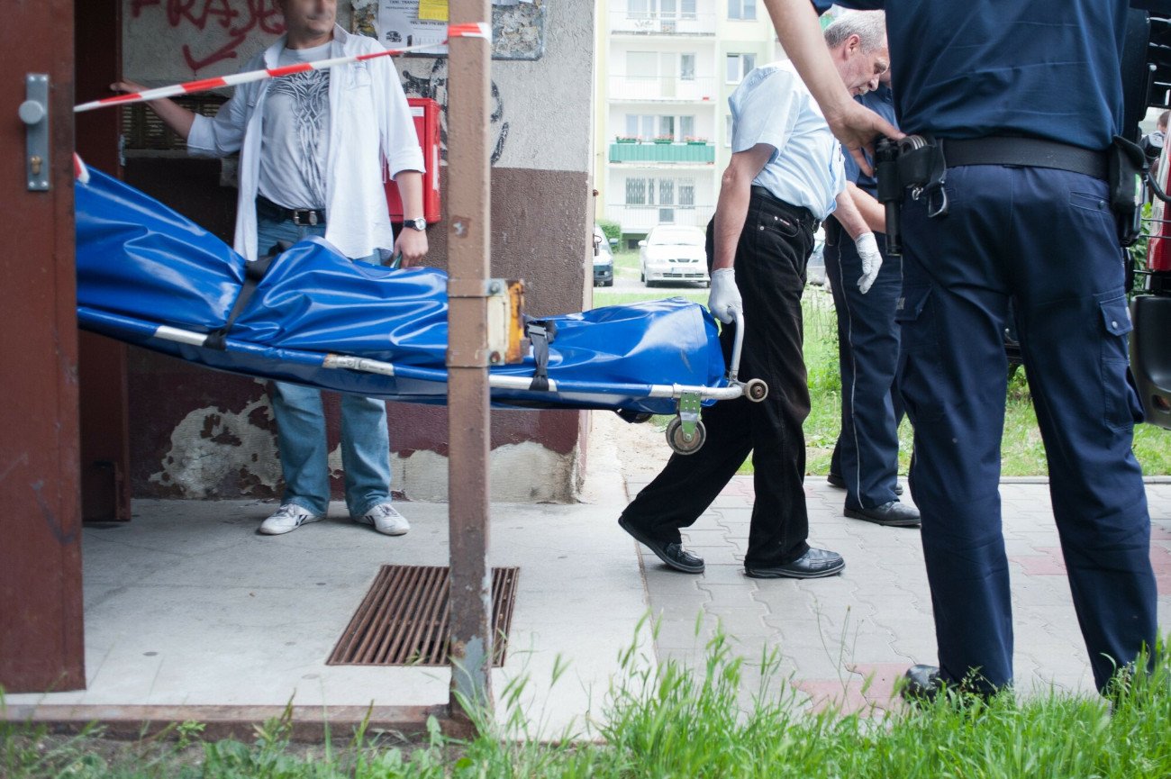 Rodzina ma największy problem z uzyskaniem karty zgonu, gdy ktoś z jej członków umrze nagle w domu. Rozwiązaniem byłoby powołanie koronerów.