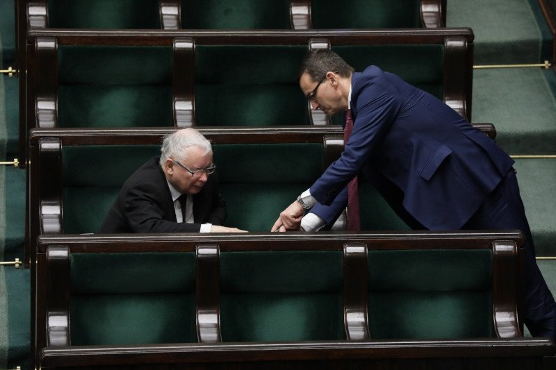 Posłowie w nocy głosowali nad przyjęciem poprawek do specustawy. Jak się okazuje znalazły się tam także zapisy zaproponowane przez PiS, które dają nowe uprawnienia premierowi.