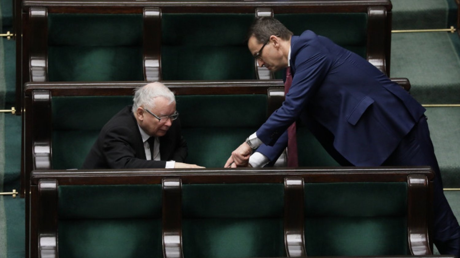 Posłowie w nocy głosowali nad przyjęciem poprawek do specustawy. Jak się okazuje znalazły się tam także zapisy zaproponowane przez PiS, które dają nowe uprawnienia premierowi.
