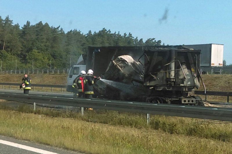 Trasa s7 jest zablokowana. W karambolu zginęła jedna osoba, druga w stanie krytycznym została przetransportowana śmigłowcem do szpitala, pozostałych 3 kierowców do szpitala odwieziono karetkami.