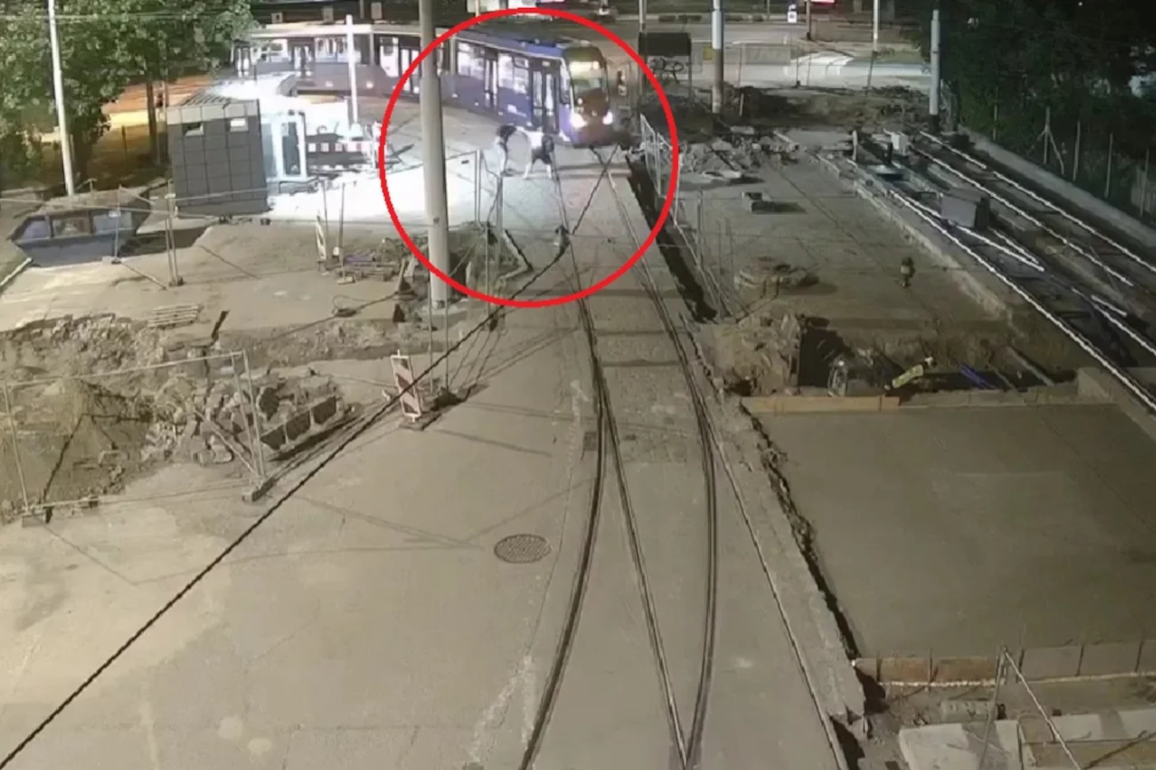 Brutalna napaść na motorniczego, agresor chciał wepchnąć go pod tramwaj