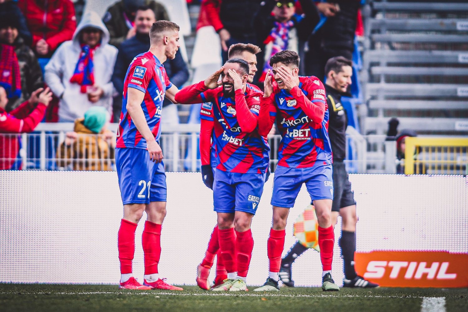 Raków Częstochowa wykorzystał potknięcia rywali i jest nowym liderem PKO Ekstraklasy. Walka o tytuł trwa