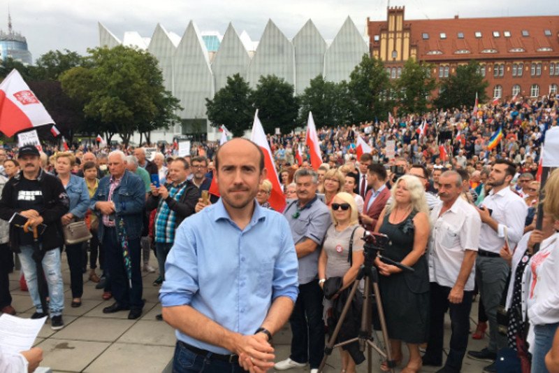 Borys Budka polskim Macron? To jeden z nielicznych polityków opozycji, który budzi pozytywne emocje.