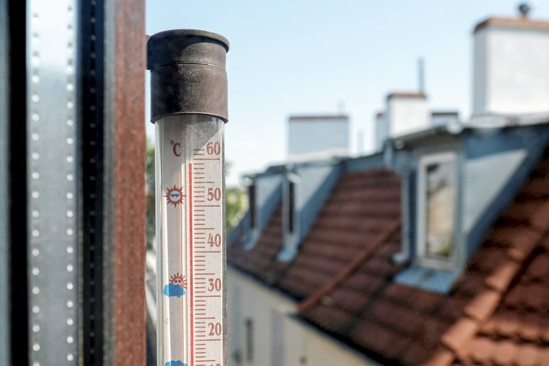 Upały panują także w Polsce. Zdjęcie termometru okiennego, który wskazuje 59 stopni w słońcu, wykonano 26 czerwca w Poznaniu o godzinie 10:25.