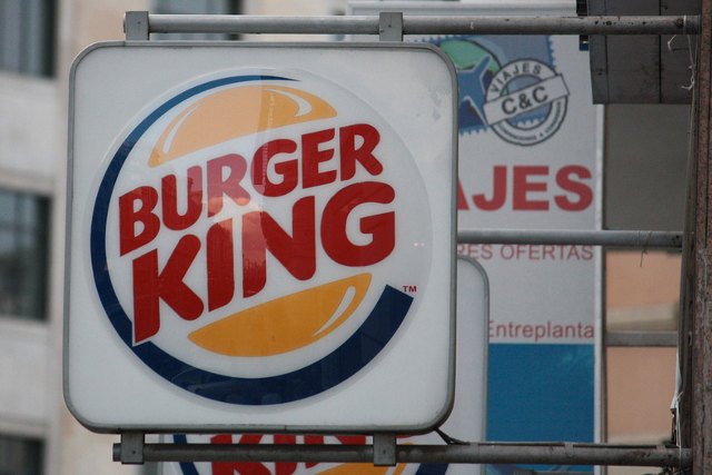 Burger King zachęca swoich klientów do odwiedzania barów McDonald's