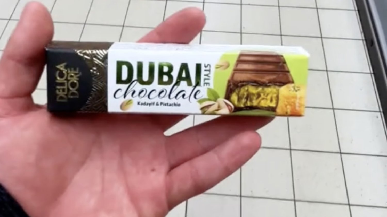 Czekolada dubajska w Biedronce. Kosztuje mniej niż 10 złotych.