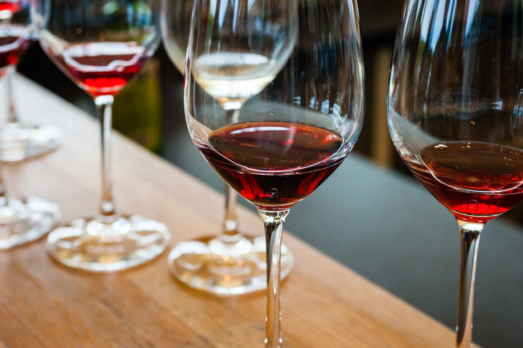 Czerwone wino? Tak, ale nie na imprezę w klubie.