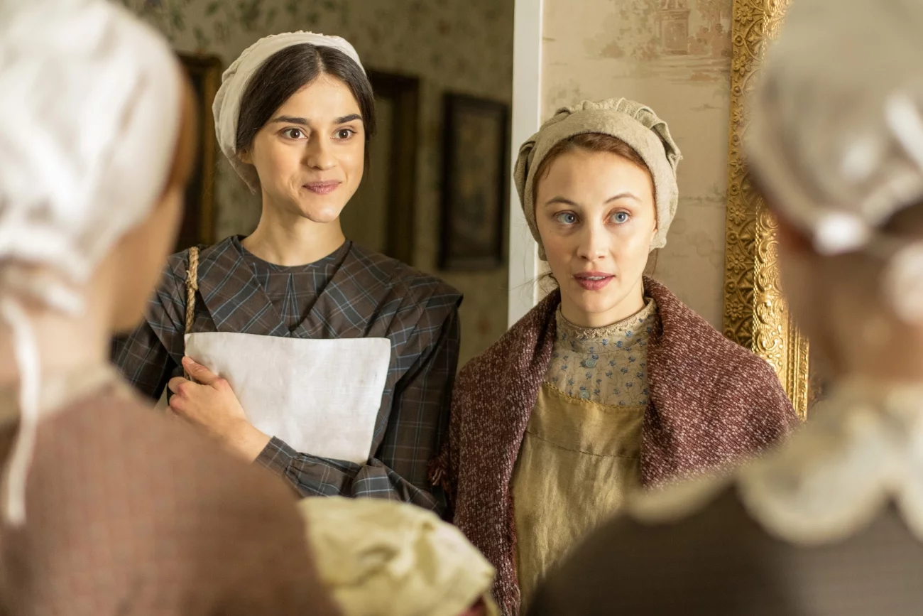 Rebecca Liddiard i Sarah Gadon w serialu "Grace i Grace"