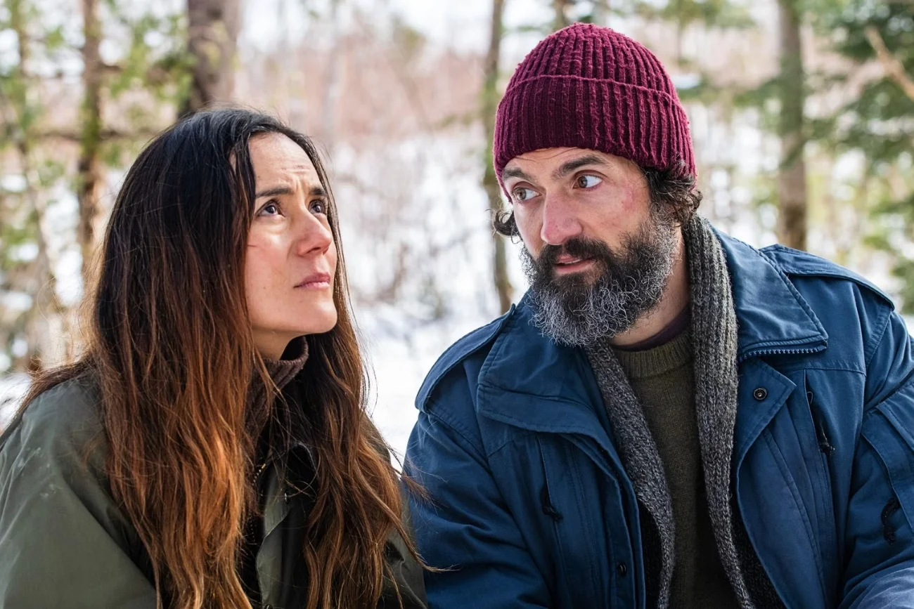 Tabitha (Catalina Sandino Moreno) i Jade (Eion Bailey) z serialu "Stamtąd"