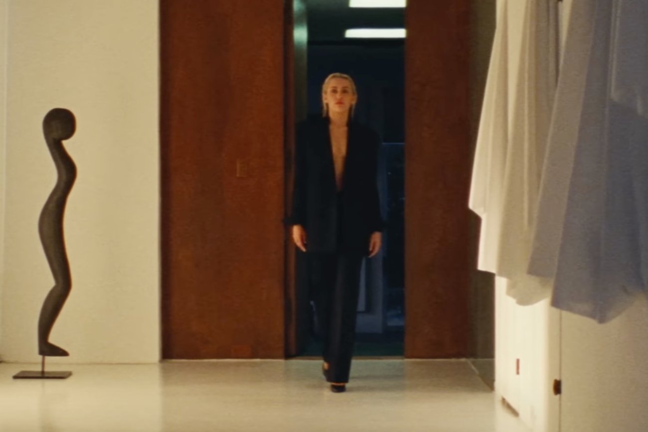 Miley Cyrus w najnowszym teledysku wystąpiła w garniturze Hemswortha