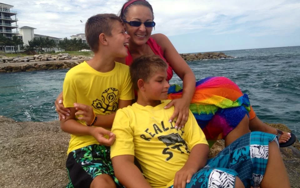 Betty ze swoimi synami - Michaelem i Alexem