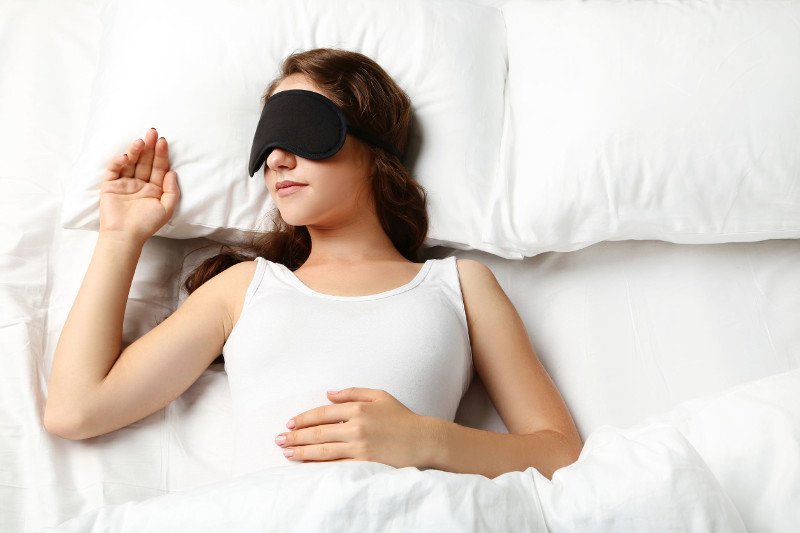 Jak zadbać o lepszą jakość snu? Warto pamiętać, że poza redukcją stresu i nieprawidłowych nawyków w codziennym życiu, nie bez znaczenia są warunki, w których zasypiamy. Prezentujemy 6 niezbędnych składników w „przepisie” na dobrą sypialnię od IKEA