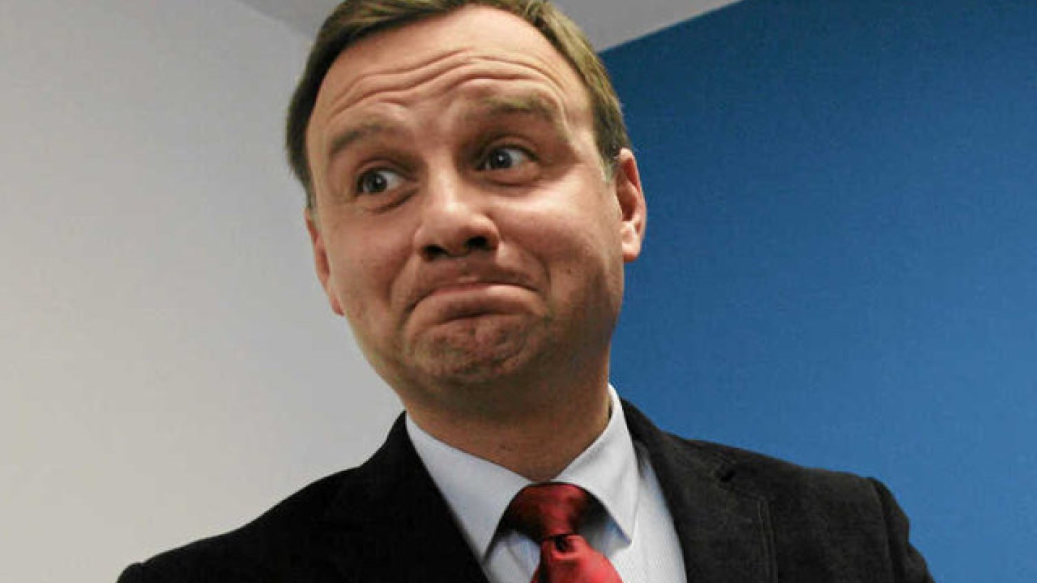 Na prezydenta Andrzeja Dudę spływa fala krytyki i kpin za takie zachowanie na szczycie NATO w Brukseli.