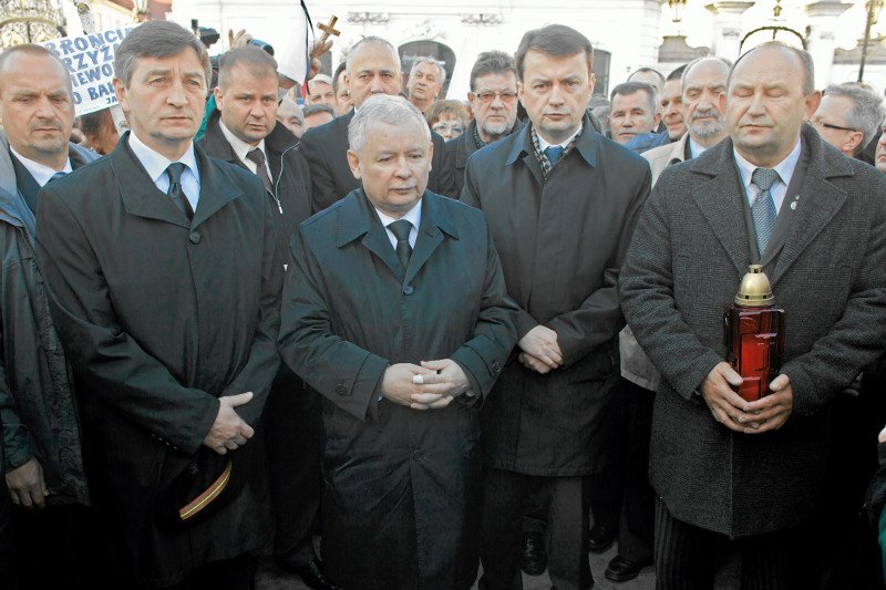 6. "miesięcznica" katastrofy smoleńskiej, czyli 10 października 2010 r. Już wtedy poseł Jarosław Kaczyński "dochodził do prawdy", ale nieco ciszej i z mniejszą asystą policji.