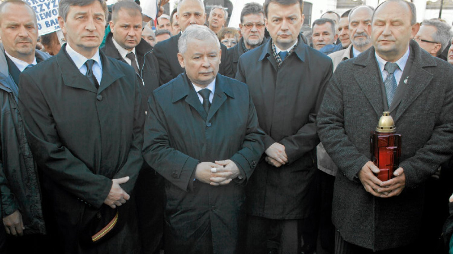 6. "miesięcznica" katastrofy smoleńskiej, czyli 10 października 2010 r. Już wtedy poseł Jarosław Kaczyński "dochodził do prawdy", ale nieco ciszej i z mniejszą asystą policji.