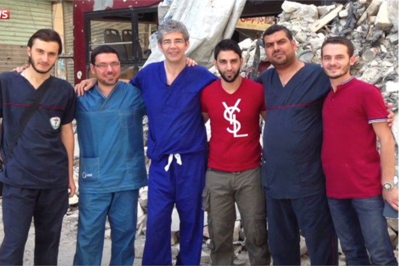 Wojna w Syrii. David Nott (w środku) podczas swojej misji lekarskiej w Aleppo w 2014 roku.