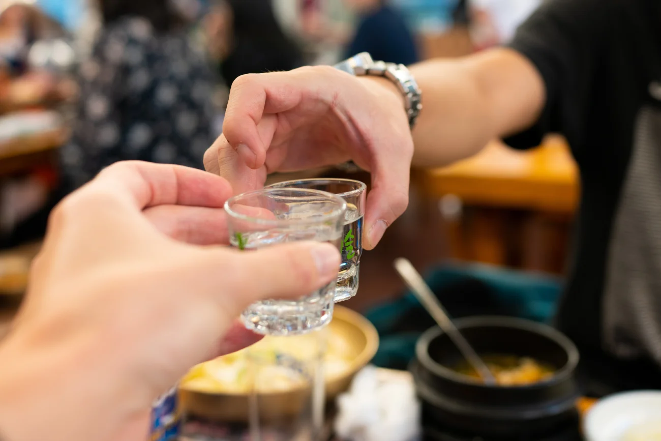 "Ze mną się nie napijesz?". Wyrzuć to ze słownika i przestań namawiać do alkoholizacji "Ze mną się nie napijesz?". Wyrzuć to ze słownika i przestań namawiać do alkoholizacji