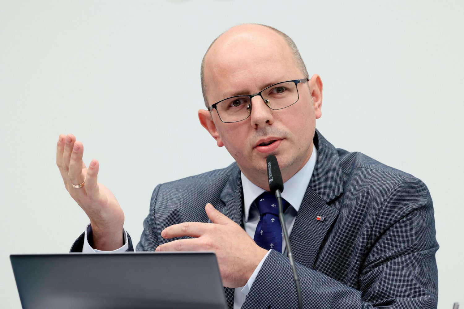 Błażej Kmieciak tłumaczy, czy ktoś naciskał na jego rezygnację.