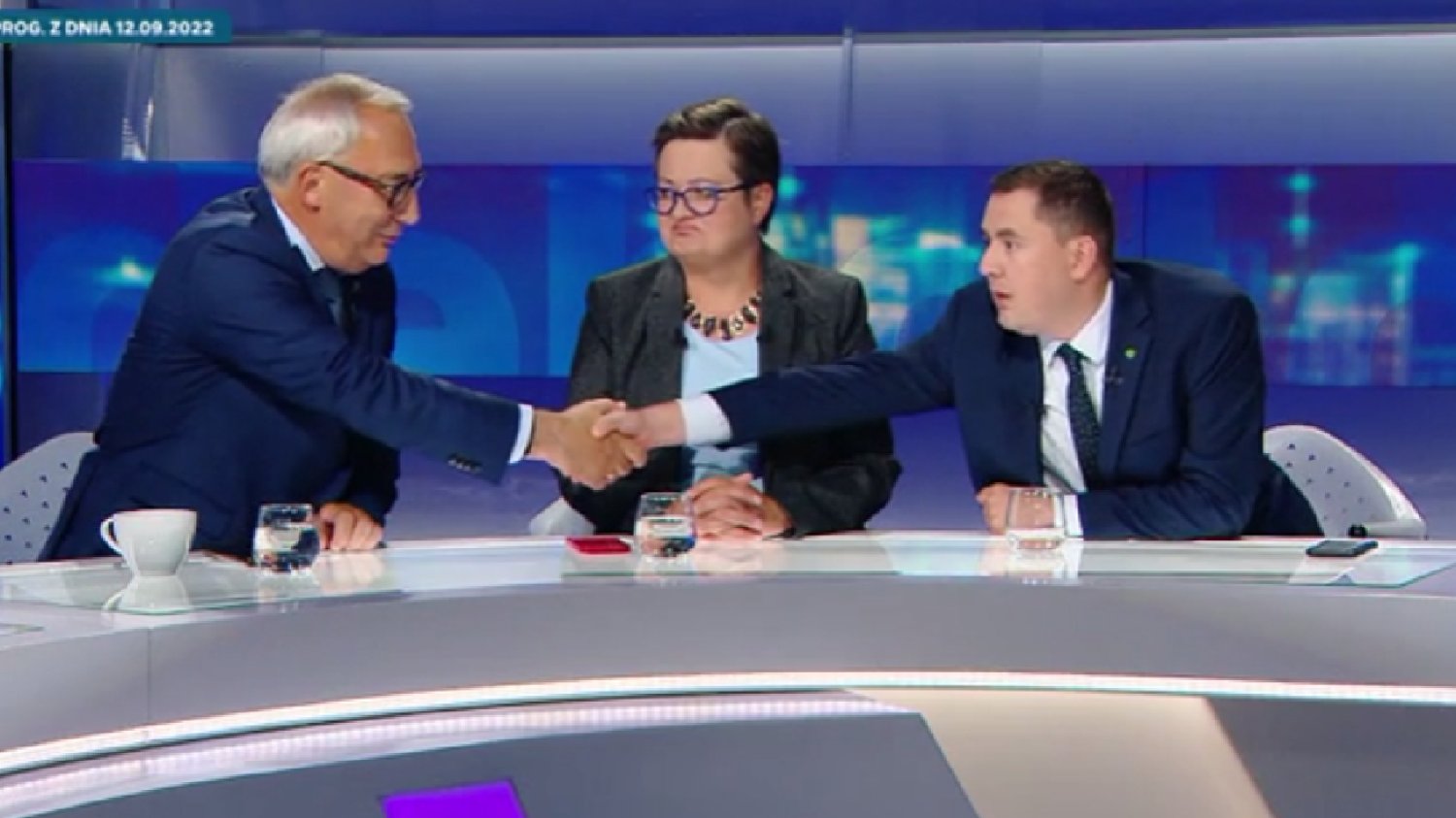 Poseł PiS na wizji wyjął bańki mleka. "Jestem człowiekiem honorowym".