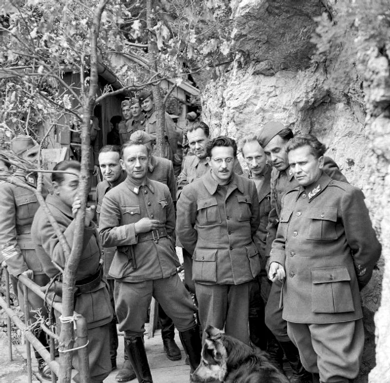 Josip Broz Tito ze swoimi żołnierzami.