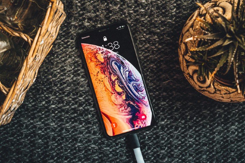 W ramach projektu edukacyjnego "Liczę się z energią” organizowanego przez Fundację innogy w Polsce w partnerstwie z Krajową Agencją Poszanowania Energii S.A. przedstawiamy pięć prostych w zastosowaniu wskazówek, jak wydłużyć czas pracy baterii smartfonu