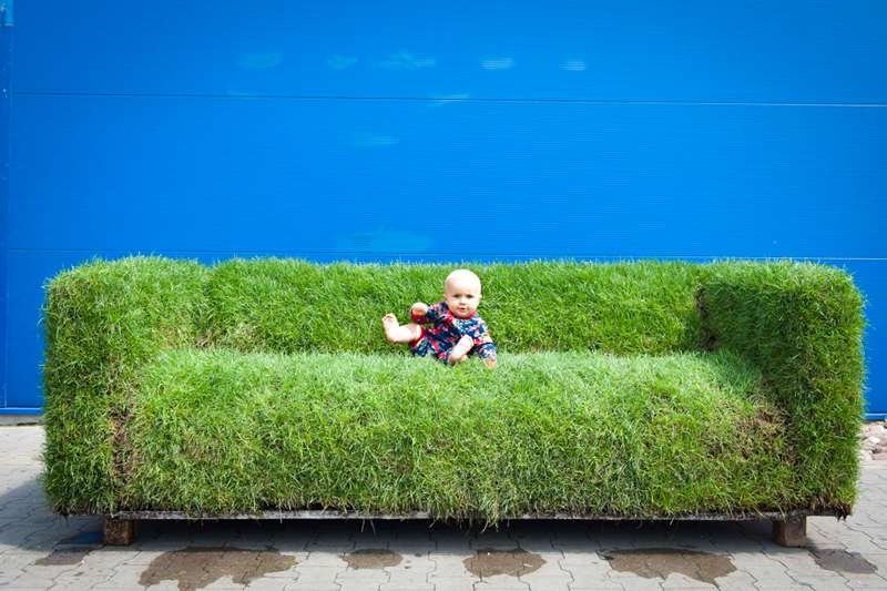 Kanapa z trawy - reklama IKEA