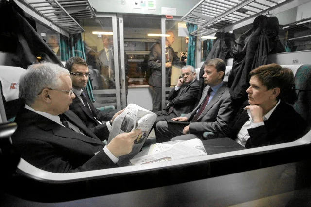 Politycy PiS raz mówią o Polsce w ruinie, innym razem chwalą się osiągnięciami.