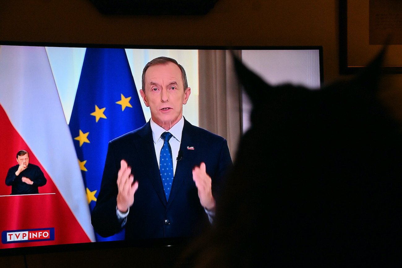 Telewizor, w którym leci orędzie marszałka Senatu Tomasza Grodzkiego.