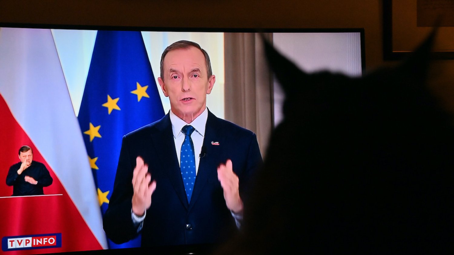 Telewizor, w którym leci orędzie marszałka Senatu Tomasza Grodzkiego.
