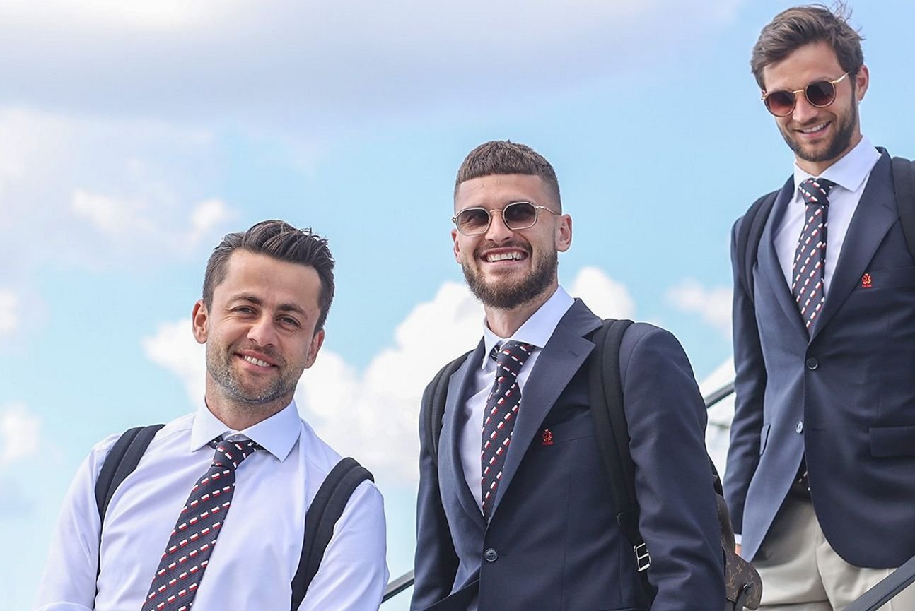 Tak prezentowali się nasi piłkarze podczas podróży do Gdańska i tak będą się nosić podczas Euro 2020