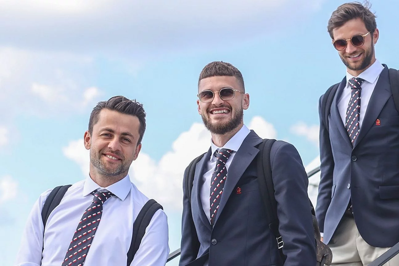 Tak prezentowali się nasi piłkarze podczas podróży do Gdańska i tak będą się nosić podczas Euro 2020