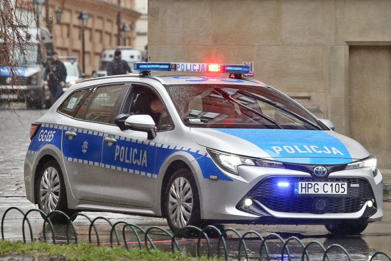 W Warszawie mężczyzna skakał nago po samochodach. Tłumaczył, że to inscenizacja.