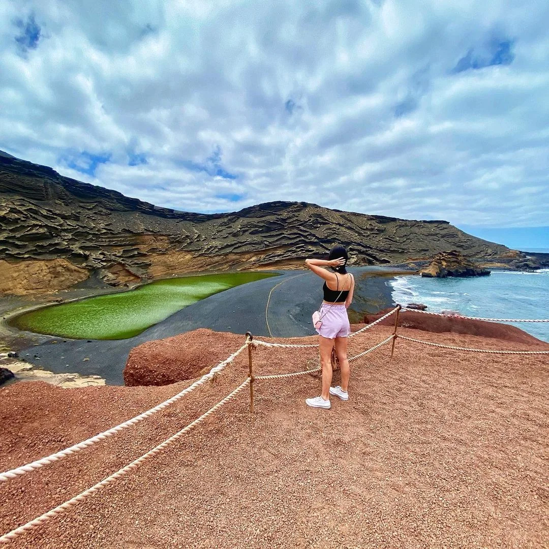 Widok na El Golfo - najbardziej niesamowitą plażę na Lanzarote Widok na El Golfo - najbardziej niesamowitą plażę na Lanzarote