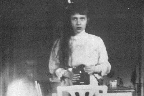 Wielka Księżna Anastazja Nikołajewna przy jednym z pierwszych nastoletnich autoportretów przy użyciu lustra i aparatu Kodak Brownie, około 1914 roku.