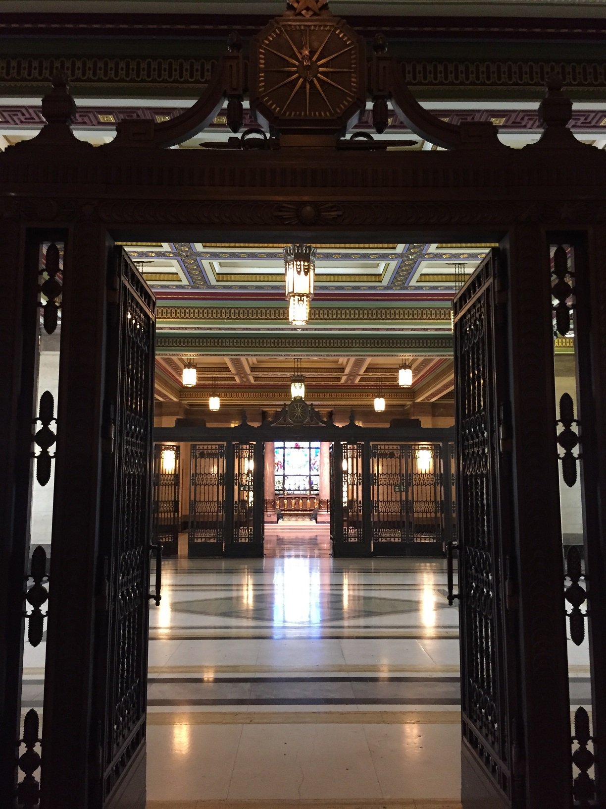 We wnętrzu Freemasons' Hall.