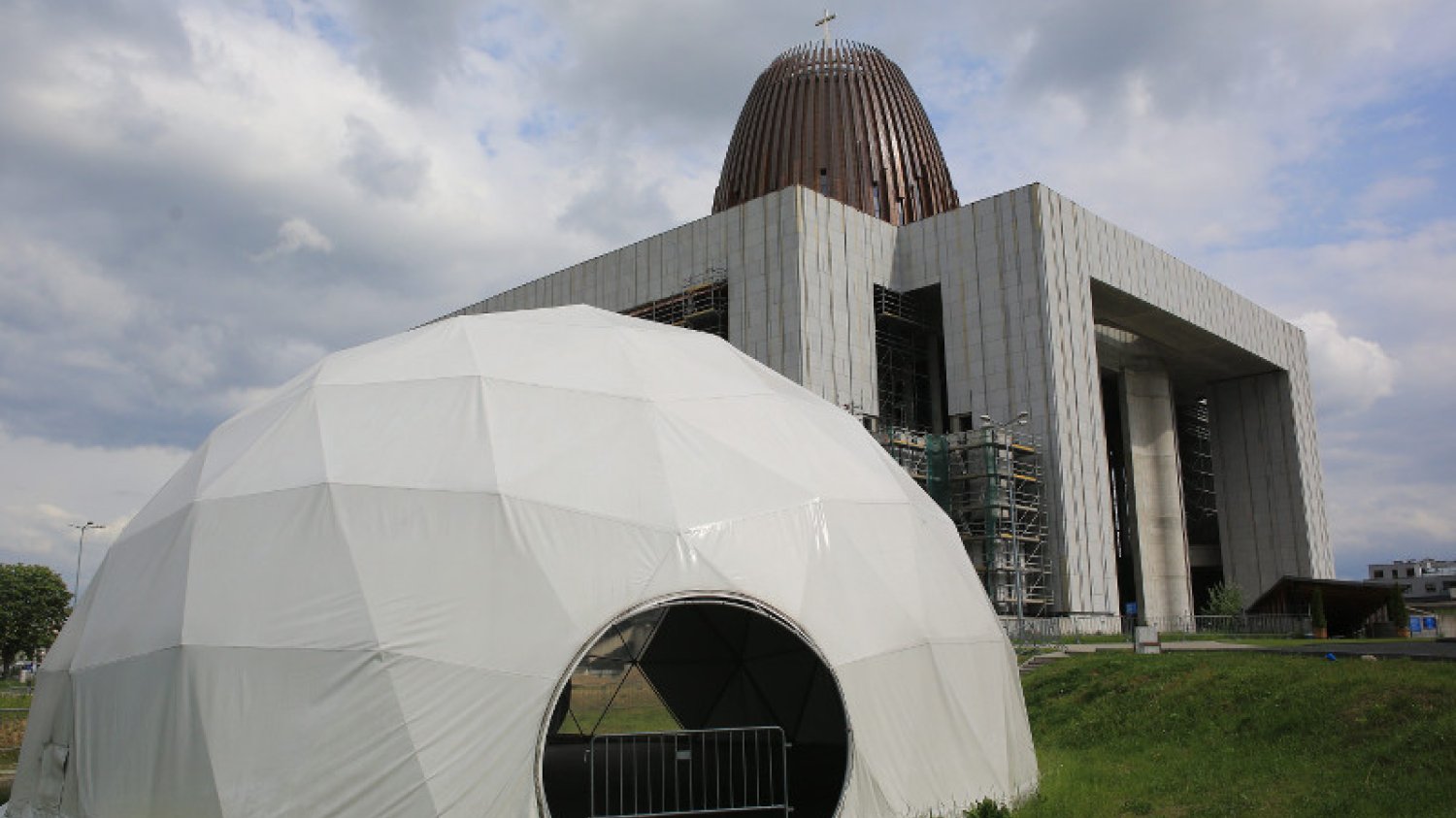 Państwo hojnie dotuje nie tylko Świątynię Opatrzności Bożej, ale też Instytut Papieża Jana Pawła II