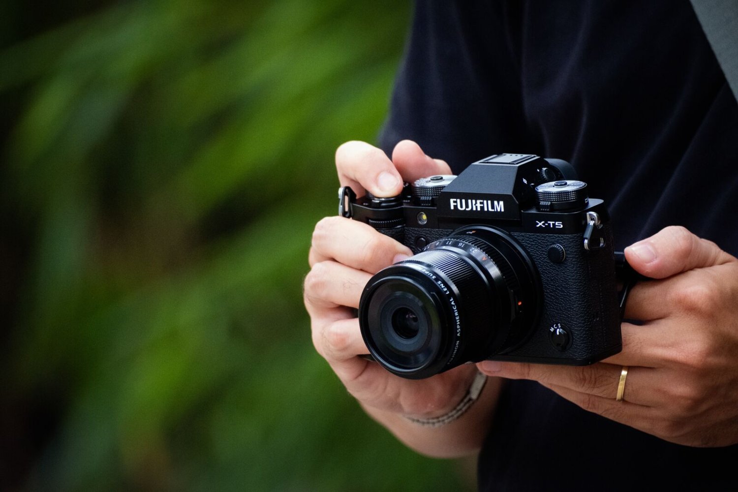 Wygląda jak stworzony kilkadziesiąt lat temu - i nie jest to zarzut, ani wada. Wręcz przeciwnie. Fujifilm X-T5 to aparat, w którym najnowsze cyfrowe technologie zamknięto w klasycznej obudowie. Ona się nie zestarzeje.