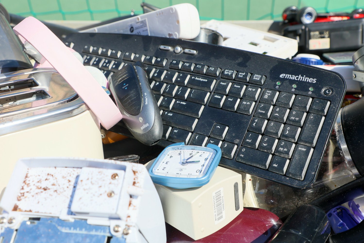 Gdzie wyrzucać stare baterie i sprzęt elektryczny? Lista miejsc jest całkiem spora