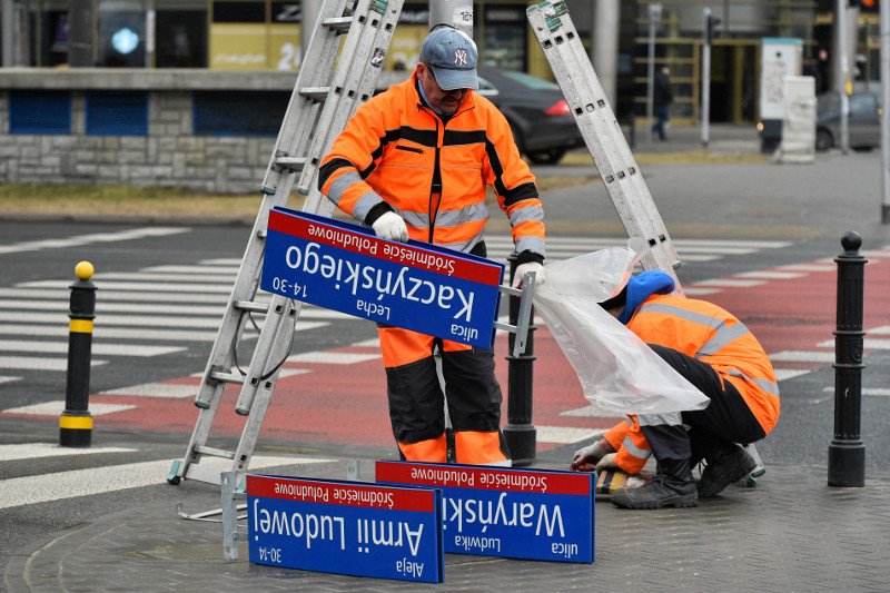W marcu 2018 r. na Trasie Łazienkowskiej w Warszawie zmieniono tablice – zdjęto te z napisem Al. Armii Ludowej i zawieszono z napisem ul. Lecha Kaczyńskiego.