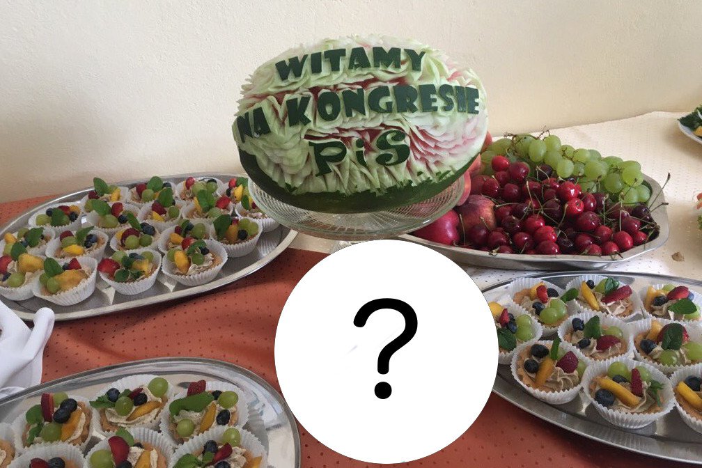 Owocowy jeż czekał na delegatów PiS.