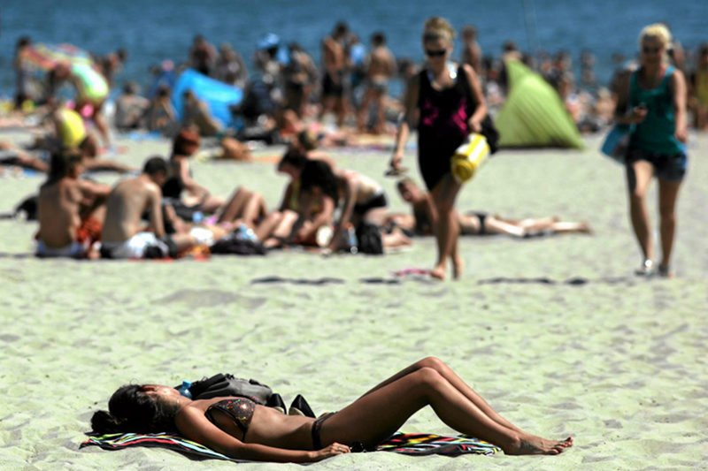 Upał na plaży to sama przyjemność, co jednak robić jak zastanie nas w mieście..