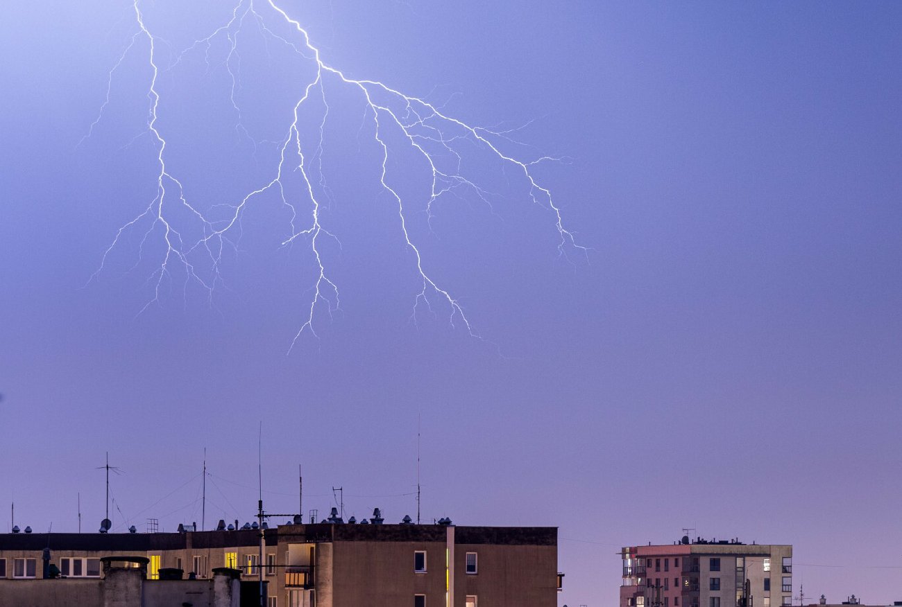 Nadciągają kolejne burze i deszcze. IMGW wydało alerty pogodowe.