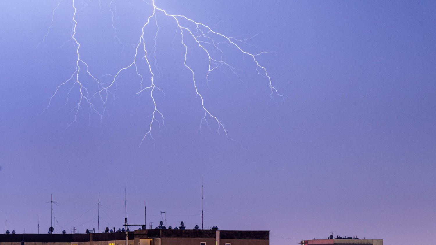 Nadciągają kolejne burze i deszcze. IMGW wydało alerty pogodowe.