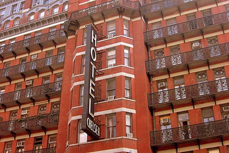 Chelsea Hotel od frontu, ze słynnym neonem na pierwszym planie.