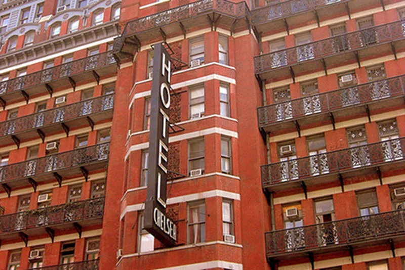 Chelsea Hotel od frontu, ze słynnym neonem na pierwszym planie.