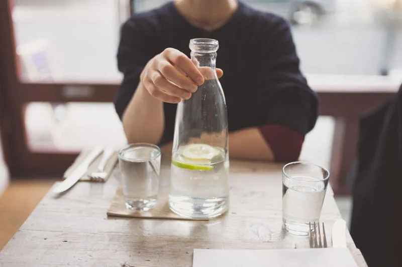 Przyjemnie spędza się czas w restauracji, w której kelnerzy uzupełniają karafki i butelki wodą z kranu.
