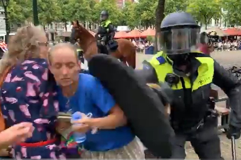 W Hadze policja siłą zakończyła zgromadzenie Holendrów, którzy oburzeni są na politykę rządu wobec koronawirusa.