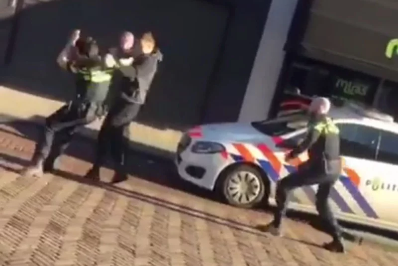 Polak wdał się w bójkę z trzeba holenderskimi policjantami.